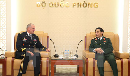 Trung tướng Phan Văn Giang, Tổng Tham mưu trưởng, Thứ trưởng Bộ Quốc phòng tiếp Đại tướng Robert Brown, Tư lệnh Lục quân Thái Bình Dương Hoa Kỳ. Ảnh: Hồng Phát/TTXVN