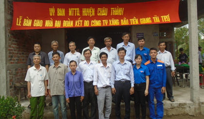 Quang cảnh lễ bàn giao nhà của Cty xăng dầu Tiền Giang