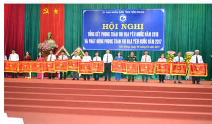 Ông Lê Văn Nghĩa, Phó Chủ tịch UBND tỉnh trao bằng khen của UBND tỉnh cho các cá nhân có thành tích xuất sắc trong công tác tham mưu cho HĐND giai đoạn 2011-2016