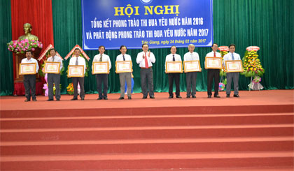Ông Lê Văn Nghĩa, Phó Chủ tịch UBND tỉnh trao bằng khen của UBND tỉnh cho các cá nhân có thành tích xuất sắc trong công tác tham mưu cho HĐND giai đoạn 2011-2016