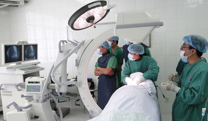 Đặt máy tạo nhịp tim cho bệnh nhân tại Bệnh viện ĐKTT Tiền Giang.