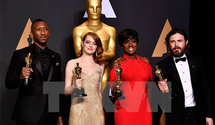 Nam diễn viên phụ xuất sắc nhất Mahershala Ali trong phim Moonlight, Nữ diễn viên chính xuất sắc nhất Emma Stone trong La La Land, Nữ diễn viên phụ xuất sắc nhất Viola Davis trong Fences và Nam diễn viên chính xuất sắc nhất Casey Affleck trong Manchester by the Sea.. (Nguồn: AFP/TTXVN)