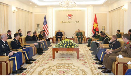 Thượng tướng Phạm Ngọc Minh, Phó Tổng Tham mưu trưởng Quân đội nhân dân Việt Nam tiếp Đoàn học viên Đại học Chỉ huy Tham mưu Lục quân Hoa Kỳ. (Ảnh: Hồng Phát /TTXVN)