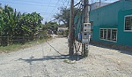 Trụ điện giữa ngã ba đường