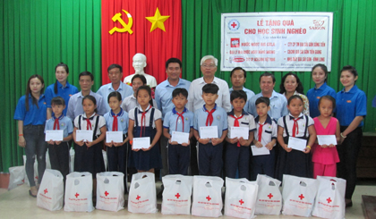 Đại diện các cơ quan, ban, ngành trao quà tại phường 6.