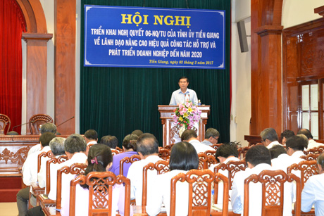 Ông Lê Văn Hưởng, Chủ tịch UBND tỉnh phát biểu tại hội nghị.