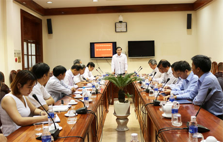 Ông Lê Văn Hưởng, Chủ tịch UBND tỉnh tiếp xúc với các DN vào sáng 4-3.