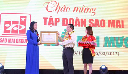 Bà Võ Thị Ánh Xuân, Ủy viên BCH Trung ương Đảng, Bí thư Tỉnh ủy An Giang thừa ủy nhiệm của Chủ tịch nước trao tặng Huân chương Lao động hạng Ba cho ông Lê Thanh Thuấn, Chủ tịch kiêm Tổng Giám đốc Tập đoàn Sao Mai.