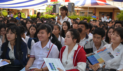 Các em đặt câu hỏi tư vấn tại buổi tư vấn tuyển sinh.