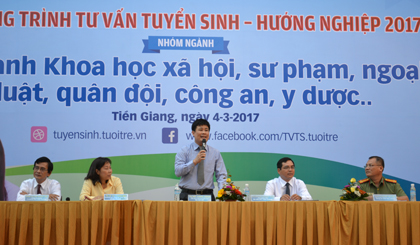 TS. Sái Công Hồng, Phó Vụ trưởng Cục Khảo thí và Kiểm định chất lượng giáo dục  (Bộ GD-ĐT) triển khai một số thông tin kỳ thi tốt nghiệp năm 2017 đến các em học sinh.