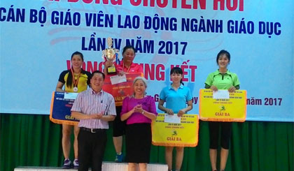 Ông Lưu Nhơn Đức, Chủ tịch Công đoàn ngành Giáo dục tỉnh Tiền Giang Và Bà Ngô Thị Lanh, Trưởng Phòng GD-ĐT huyện Cái Bè trao cúp vô địch cho đội Cụm Mỹ Tho.