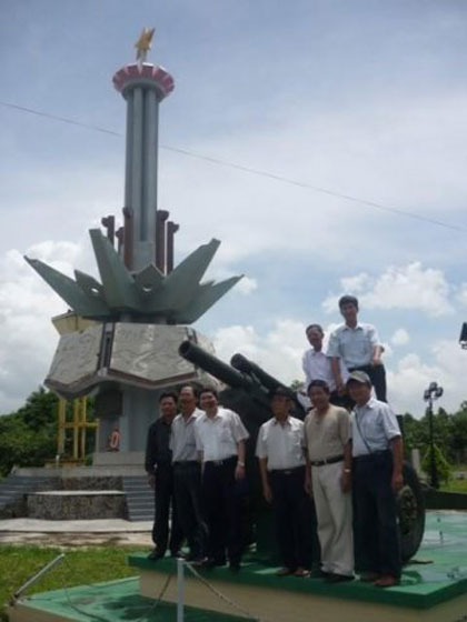 Cựu chiến binh Sư đoàn Bộ binh 8 thăm lại chiến trường xưa - Khu di tích Chiến thắng Ngã Sáu.