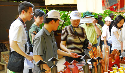 Du khách tham quan, mua sắm tại khu du lịch Thới Sơn.