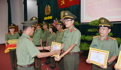 Các tập thể, cá nhân lập thành tích xuất sắc trong xây dựng đơn vị văn hóa, gương mẫu chấp hành điều lệnh CAND được Giám đốc CA tỉnh khen thưởng.