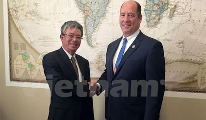 Đại sứ Phạm Quang Vinh và Hạ nghị sỹ Ted Yoho. Ảnh: Cơ quan thường trú TTXVN tại Washington