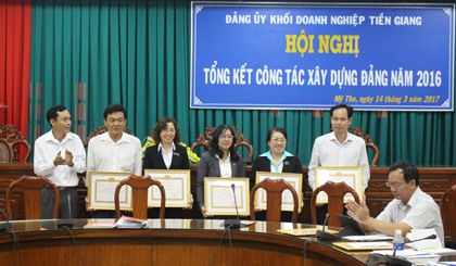 Khen thưởng các tập thể, cá nhân hoàn thành tốt nhiệm vụ trong năm 2016.  