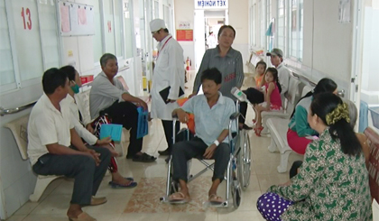 Giám đốc Bệnh viện thăm hỏi bệnh nhân.