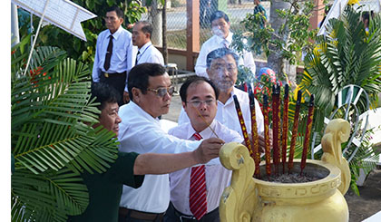 Lãnh đạo tỉnh, huyện thấp hương tại Bia tưởng niệm