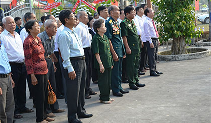Nghi thức chào cờ tại buổi lễ kỉ niệm 70 năm chiến thắng Long Thạnh