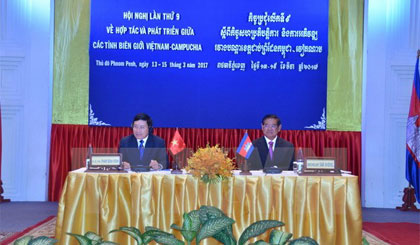 Phó Thủ tướng, Bộ trưởng Nội vụ Campuchia Samdech Sar Kheng tiếp Phó Thủ tướng, Bộ trưởng Ngoại giao Phạm Bình Minh trước hội nghị. Ảnh: Trần Chí Hùng- Phan Minh Hưng-Danh Chanh Đa/TTXVN