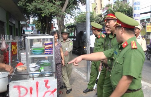 Lực lượng chức năng TP. Mỹ Tho ra quân lập lại trật tự đô thị.