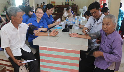 Các bác sĩ đang khám bệnh cho các bệnh nhân.