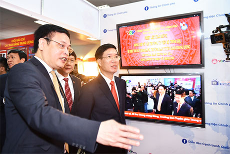 Đồng chí Võ Văn Thưởng thăm gian trưng bày của Cổng TTĐT Chính phủ, Báo điện tử Chính phủ. Ảnh: VGP/Quang Hiếu