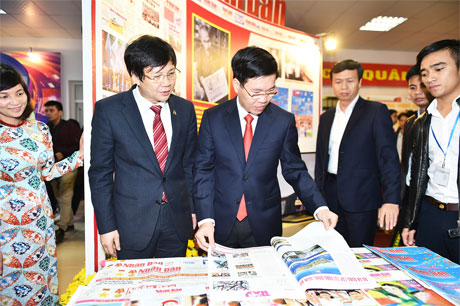 Đồng chí Võ Văn Thưởng thăm gian trưng bày của Báo Nhân dân. Ảnh: VGP/Quang Hiếu Ảnh: VGP/Quang Hiếu