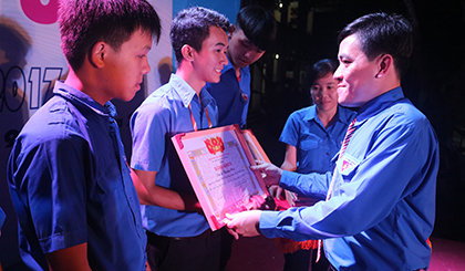 Ông Ngô Huỳnh Quang Thái, Phó Bí thư Tỉnh đoàn, trao giấy khen cho các học sinh đạt danh hiệu “Tuổi 18 tiêu biểu”.
