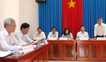 Ông Phan Thanh Nhu, Phó Giám đốc Sở Tài nguyên và Môi trường  báo cáo với Chủ tịch UBND tỉnh Lê Văn Hưởng về các trường hợp thắc mắc, khiếu nại của công dân.