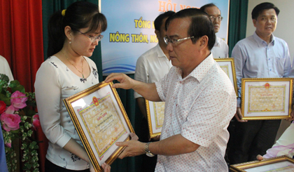 Trao bằng khen của Chủ tịch UBND tỉnh cho các tập thể, cá nhân hoàn thành xuất sắc nhiệm vụ.