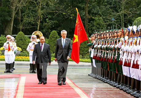 Thủ tướng Nguyễn Xuân Phúc và Thủ tướng Singapore duyệt đội danh dự Quân đội nhân dân Việt Nam. Ảnh: Thống Nhất/TTXVN
