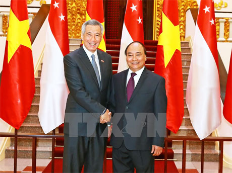 Thủ tướng Nguyễn Xuân Phúc và Thủ tướng nước Cộng hòa Singapore Lý Hiển Long. Ảnh: Thống Nhất/TTXVN