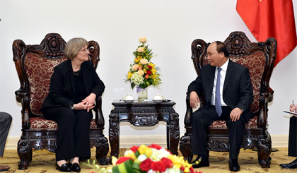 Thủ tướng Nguyễn Xuân Phúc tiếp bà Drew Gilpin Faust, Hiệu trưởng trường đại học Harvard. Ảnh: VGP/Nhật Bắc