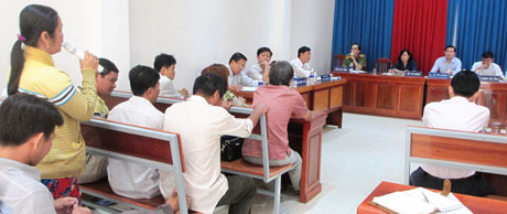 Chị Phan Thị Trúc Thanh trình bày bức xúc của người dân bị ô nhiễm môi trường chưa được khắc phục.