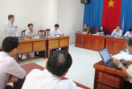Chủ tịch UBND tỉnh chất vấn, Sở KH-ĐT trả lời.