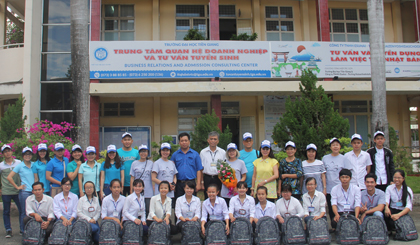 Hội VNSF trao 15 suất học bổng cho sinh viên Trường Đại học Tiền .