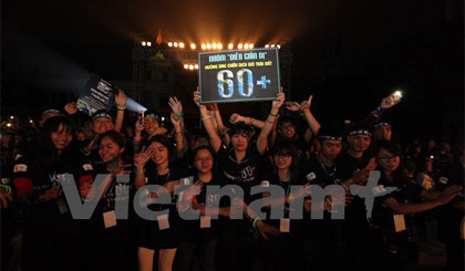 Học sinh, sinh viên Thủ đô hưởng ứng Chiến dịch Giờ trái đất. Ảnh: Đức Duy/Vietnam+