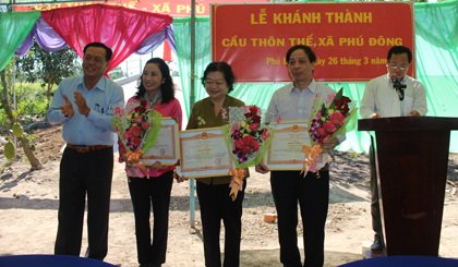 Trao bằng khen của Thủ tướng Chính phủ cho tập thể cá nhân có thành tích tích cực tham gia làm cầu, đường cho người dân vùng sâu, vùng xa tại các tỉnh thành phía Nam.