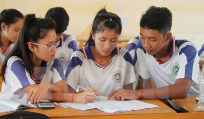 Học sinh trường Phổ thông dân tộc nội trú tỉnh Vĩnh Long tổ chức học nhóm để củng cố kiến thức. Ảnh: Huỳnh Kim Phượng/TTXVN