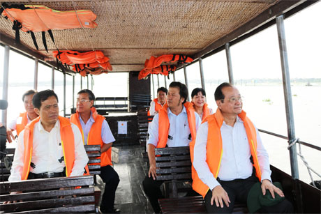 Ông Trần Thanh Đức, Phó Chủ tịch UBND tỉnh đi tàu ra khảo sát Chợ nổi Cái Bè và đến tham quan chợ lúa gạo Bà Đắc (thuộc 2 xã: Đông Hòa Hiệp và xã An Cư của huyện Cái Bè) bằng đường sông.