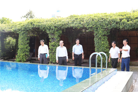 Ông Trần Thanh Đức, Phó Chủ tịch UBND tỉnh khảo sát khu du lịch nghĩ dưỡng Mekong Lodge (xã Đông Hòa Hiệp, huyện Cái Bè).