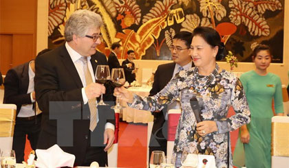 Chủ tịch Quốc hội Nguyễn Thị Kim Ngân mở tiệc chiêu đãi trọng thể Chủ tịch Thượng viện Liên bang Thụy Sĩ Ivo Bischofberger và các thành viên trong đoàn. Ảnh: Trọng Đức/TTXVN