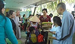 Tặng quà cho trẻ khuyết tật và người mù