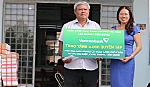 Vietcombank Tiền Giang trao 4.000 quyển tập cho Hội Khuyến học xã Tam Hiệp