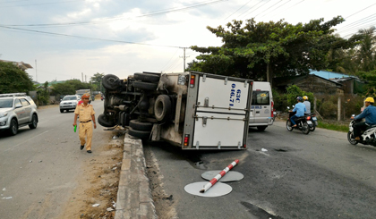 Xe tải húc văng biển báo, leo dải phân cách