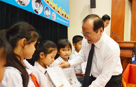 Ông Trần Thanh Đức, Phó Chủ tịch UBND tỉnh trao học bổng cho các hoàn cảnh khó khăn.