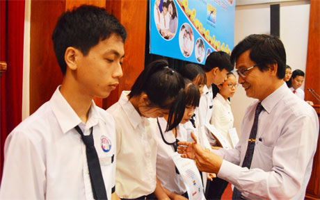 Tiến sĩ Võ Ngọc Hà, Hiệu trưởng trường Đại học Tiền Giang trao học bổng cho các em có hoàn cảnh khó khăn.