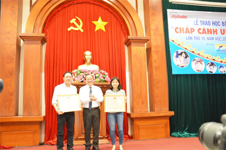 Ông Trần Thanh Đức, Phó Chủ tịch UBND tỉnh trao Bằng khen cho