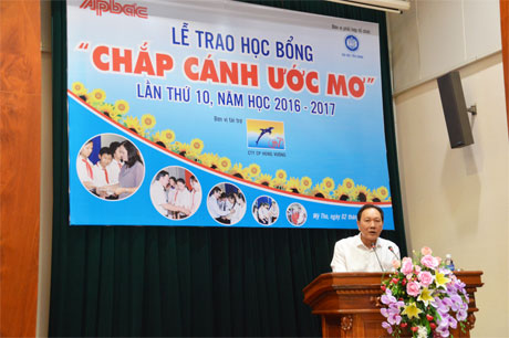 Ông Dương Ngọc Minh, Tổng Giám đốc công ty cổ phần Hùng Vương phát biểu tại lễ trao học bổng.
